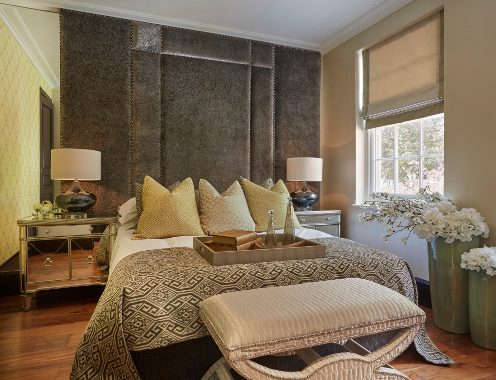 Klassisches Hauptschlafzimmer ohne Kamin mit bunten Wänden und braunem Holzboden in London