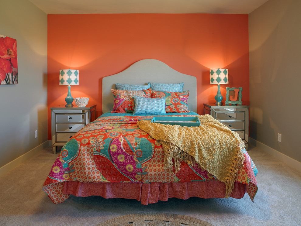 他の地域にある中くらいなトランジショナルスタイルのおしゃれな客用寝室 (オレンジの壁、カーペット敷き、茶色い床) のレイアウト