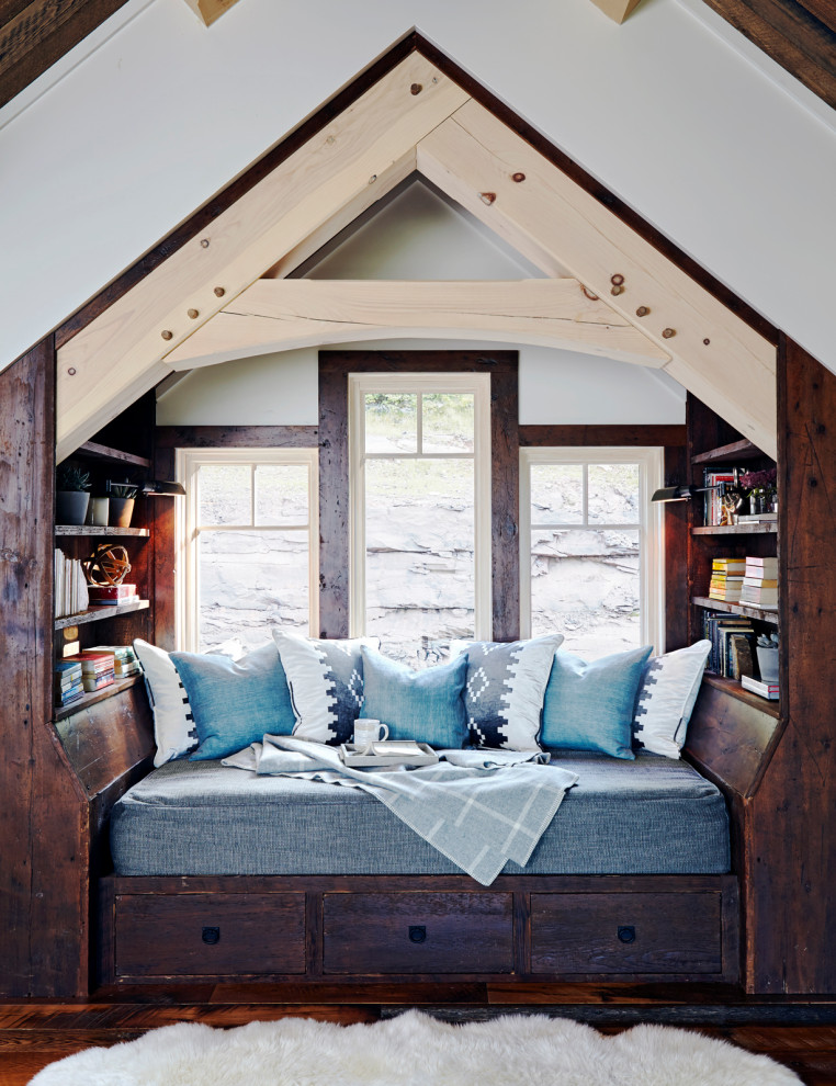 Идея дизайна: маленькая спальня в стиле рустика с коричневым полом, сводчатым потолком, белыми стенами и темным паркетным полом для на участке и в саду