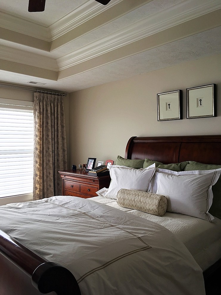 На фото: хозяйская спальня среднего размера в классическом стиле с бежевыми стенами, ковровым покрытием и бежевым полом с