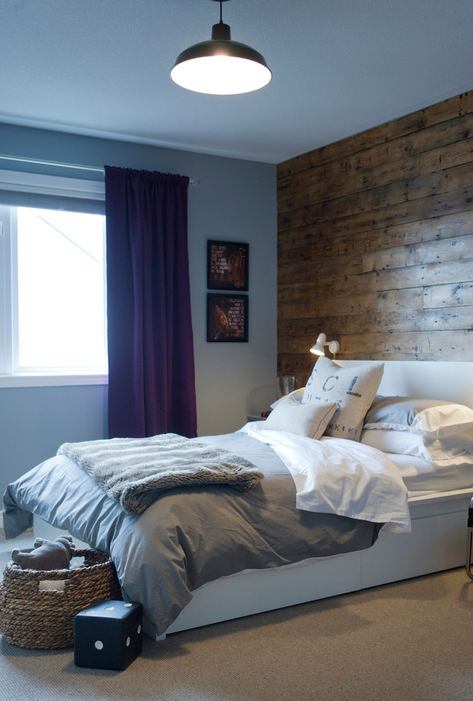 Mittelgroßes Industrial Schlafzimmer mit grauer Wandfarbe und Teppichboden in Toronto