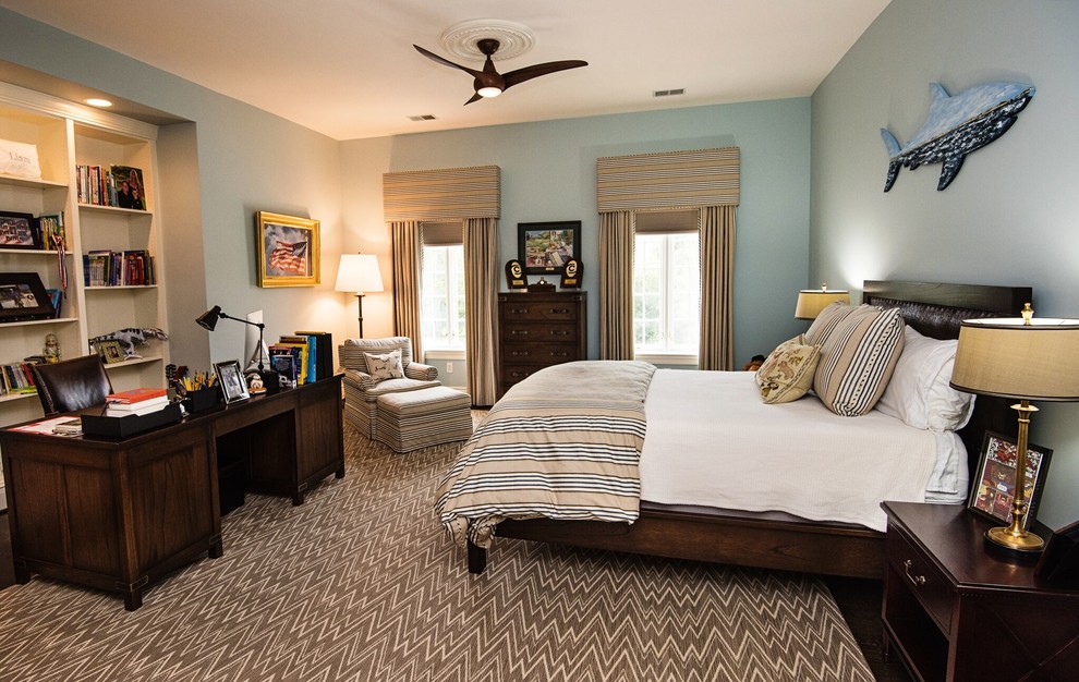 Diseño de dormitorio principal de estilo americano grande sin chimenea con paredes azules, moqueta y suelo multicolor