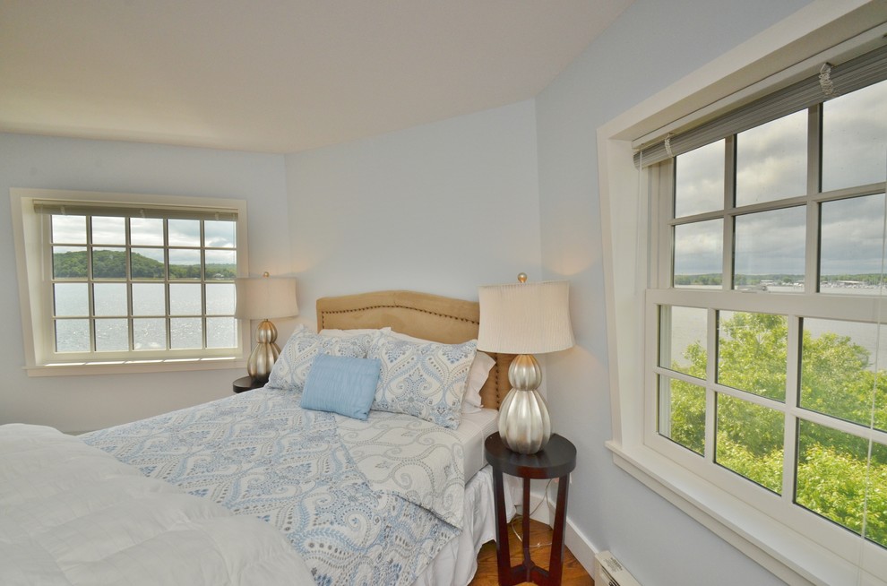 Свежая идея для дизайна: маленькая хозяйская спальня в морском стиле с синими стенами, темным паркетным полом и коричневым полом без камина для на участке и в саду - отличное фото интерьера