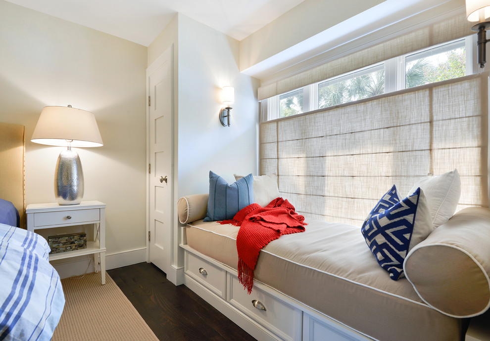 Свежая идея для дизайна: гостевая спальня среднего размера, (комната для гостей) в морском стиле с белыми стенами и темным паркетным полом без камина - отличное фото интерьера