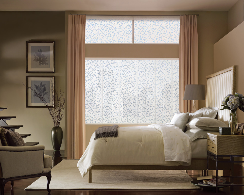 Esempio di una camera da letto moderna con pareti beige