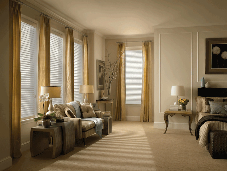 Diseño de dormitorio principal clásico con moqueta y suelo beige