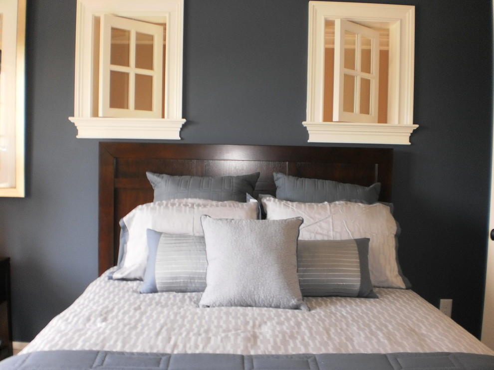 他の地域にある広いトランジショナルスタイルのおしゃれな客用寝室 (青い壁、カーペット敷き)