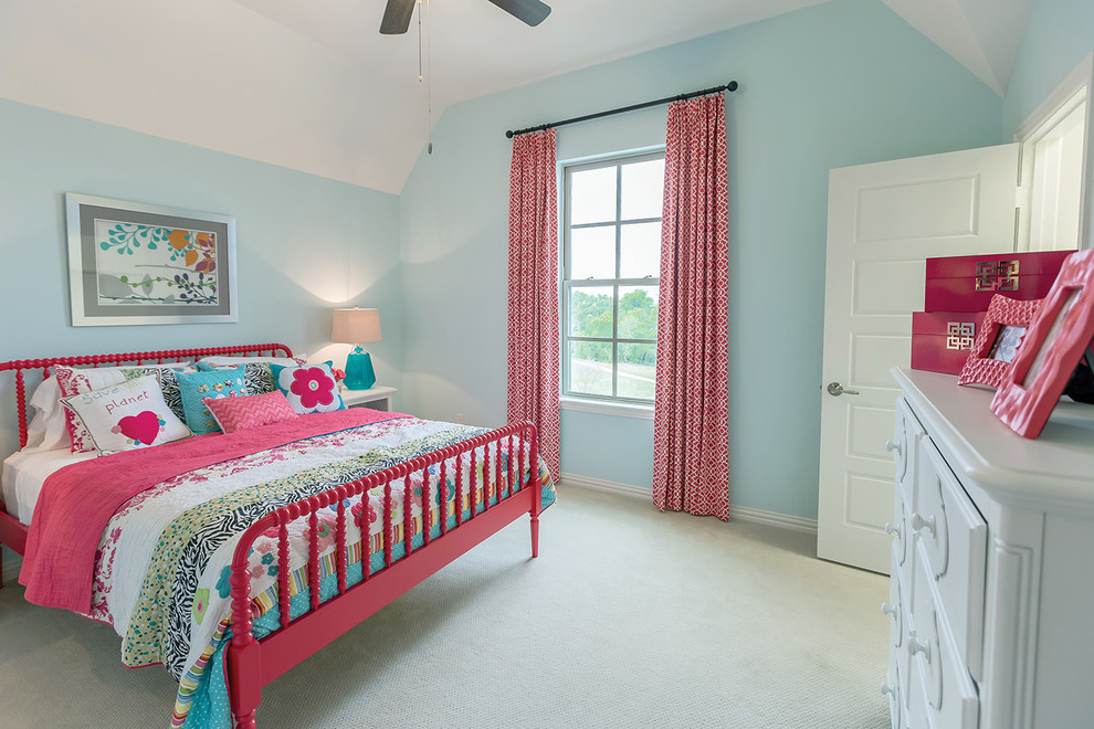 Idéer för att renovera ett vintage sovrum, med blå väggar, heltäckningsmatta och vitt golv