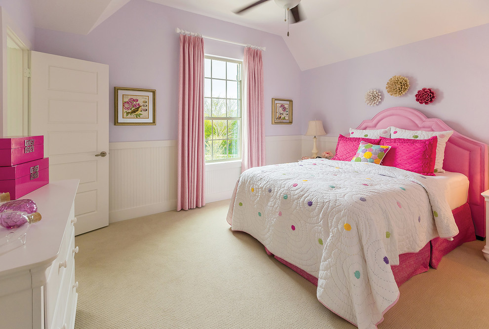 Diseño de dormitorio moderno con paredes púrpuras, moqueta y suelo beige