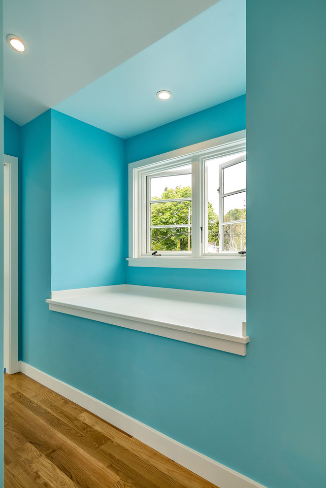 Diseño de dormitorio contemporáneo grande con paredes azules, suelo de madera en tonos medios y suelo marrón