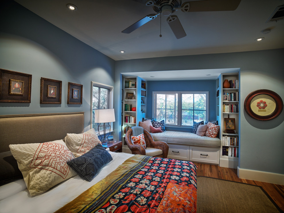 Foto de dormitorio principal ecléctico con paredes azules y suelo de madera clara