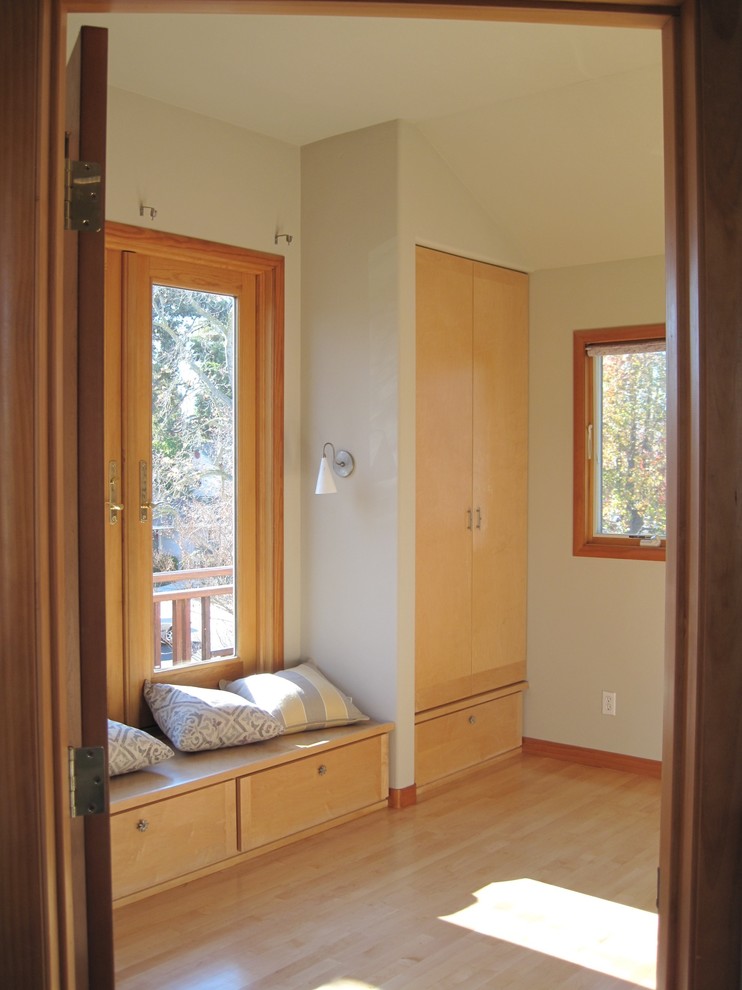 На фото: гостевая спальня среднего размера, (комната для гостей) в восточном стиле с бежевыми стенами и бетонным полом без камина
