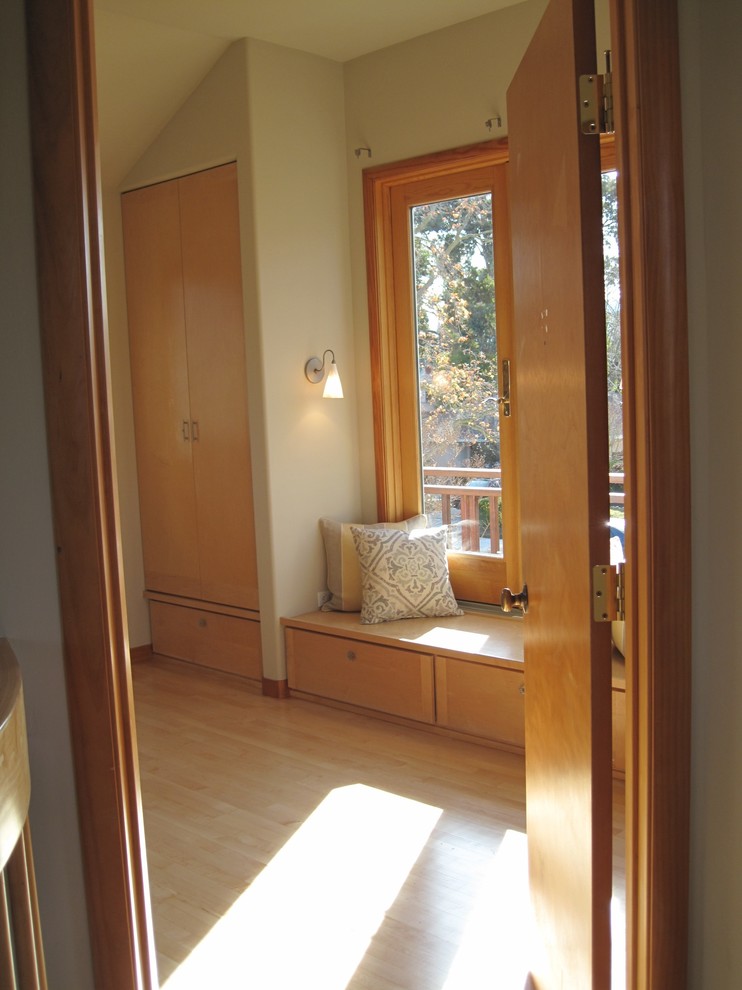 Imagen de habitación de invitados asiática de tamaño medio con paredes beige y suelo de madera clara