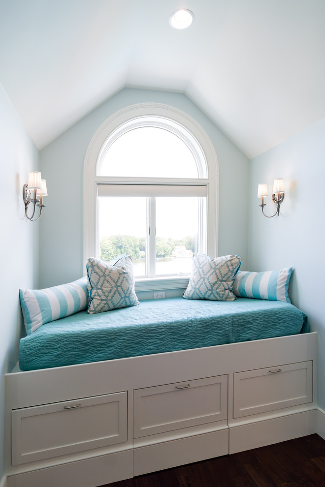 Diseño de dormitorio principal costero de tamaño medio con paredes azules, suelo de madera oscura y suelo marrón