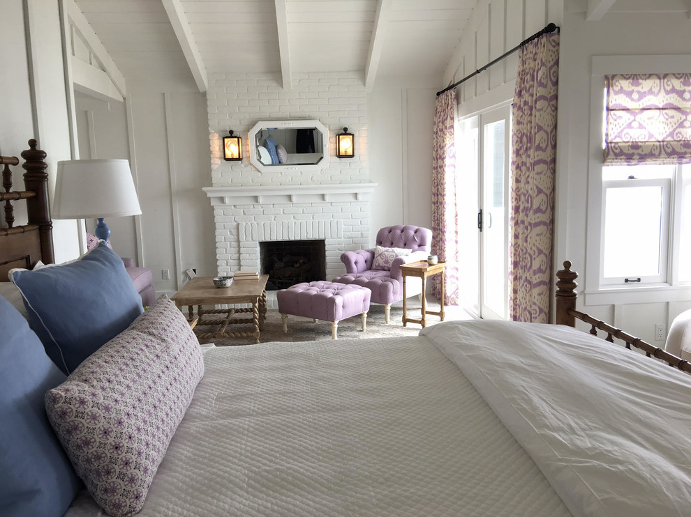На фото: большая хозяйская спальня в стиле шебби-шик с белыми стенами, ковровым покрытием, стандартным камином, фасадом камина из кирпича и зеленым полом