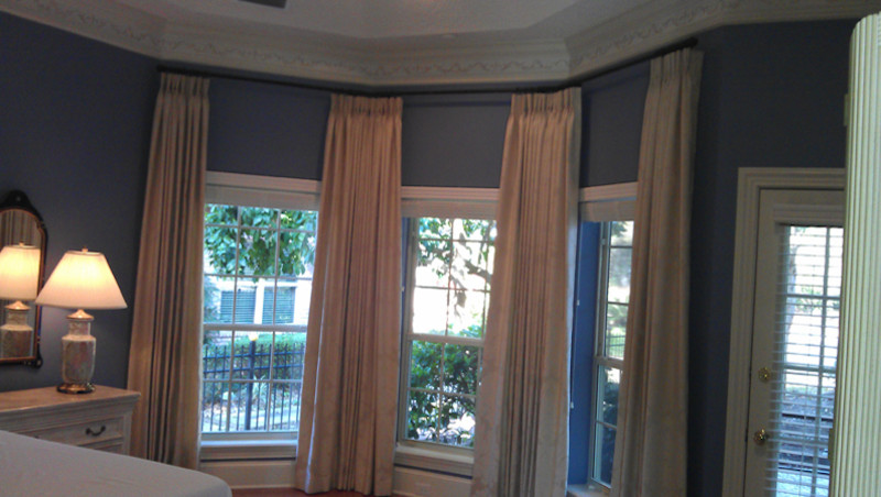 Стильный дизайн: гостевая спальня среднего размера, (комната для гостей) в классическом стиле с синими стенами и ковровым покрытием без камина - последний тренд