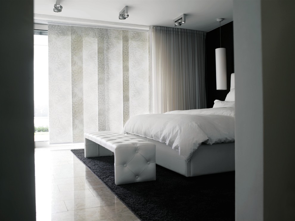 На фото: хозяйская спальня среднего размера в стиле модернизм с серыми стенами и полом из керамогранита с