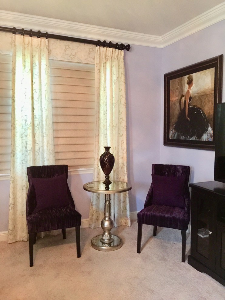 Foto på ett mellanstort vintage gästrum, med lila väggar, heltäckningsmatta och beiget golv