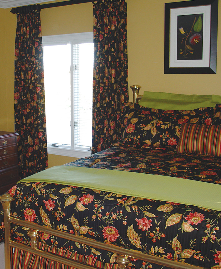 Источник вдохновения для домашнего уюта: хозяйская спальня среднего размера в классическом стиле с паркетным полом среднего тона и желтыми стенами без камина