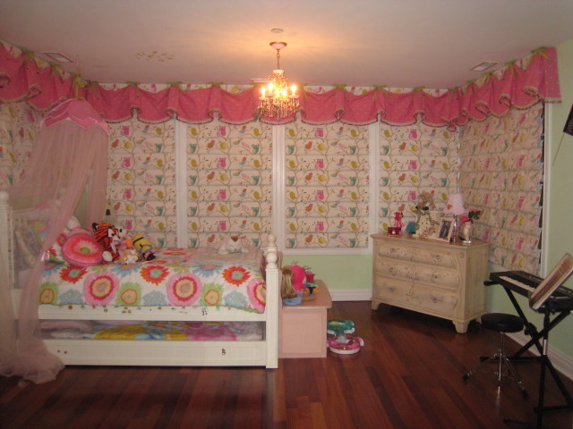 Idee per una camera da letto eclettica con pareti rosa