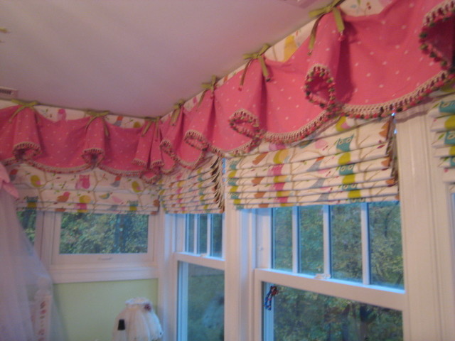 Cette image montre une chambre d'amis bohème de taille moyenne avec un mur rose et parquet foncé.