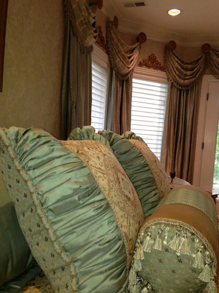Imagen de dormitorio principal clásico grande con paredes beige y suelo de madera en tonos medios