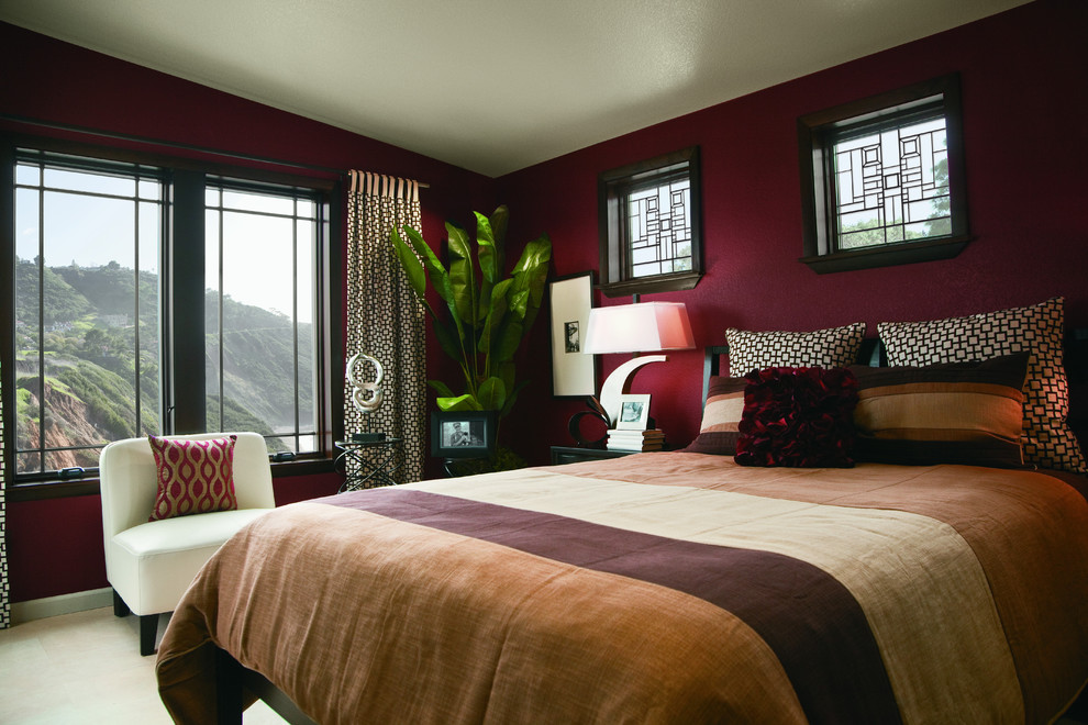 Diseño de dormitorio principal actual de tamaño medio sin chimenea con paredes rojas y moqueta