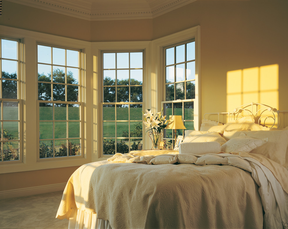 Свежая идея для дизайна: гостевая спальня среднего размера, (комната для гостей) в классическом стиле с желтыми стенами и полом из винила без камина - отличное фото интерьера