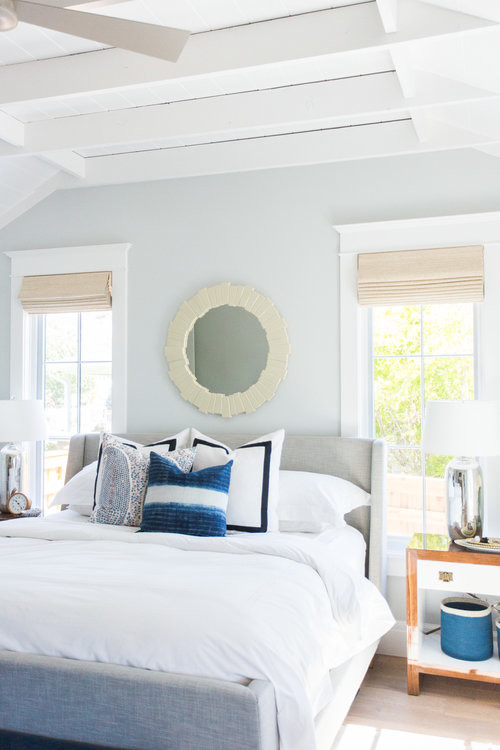 Foto di una camera matrimoniale stile marinaro di medie dimensioni con pareti blu e pavimento in legno massello medio