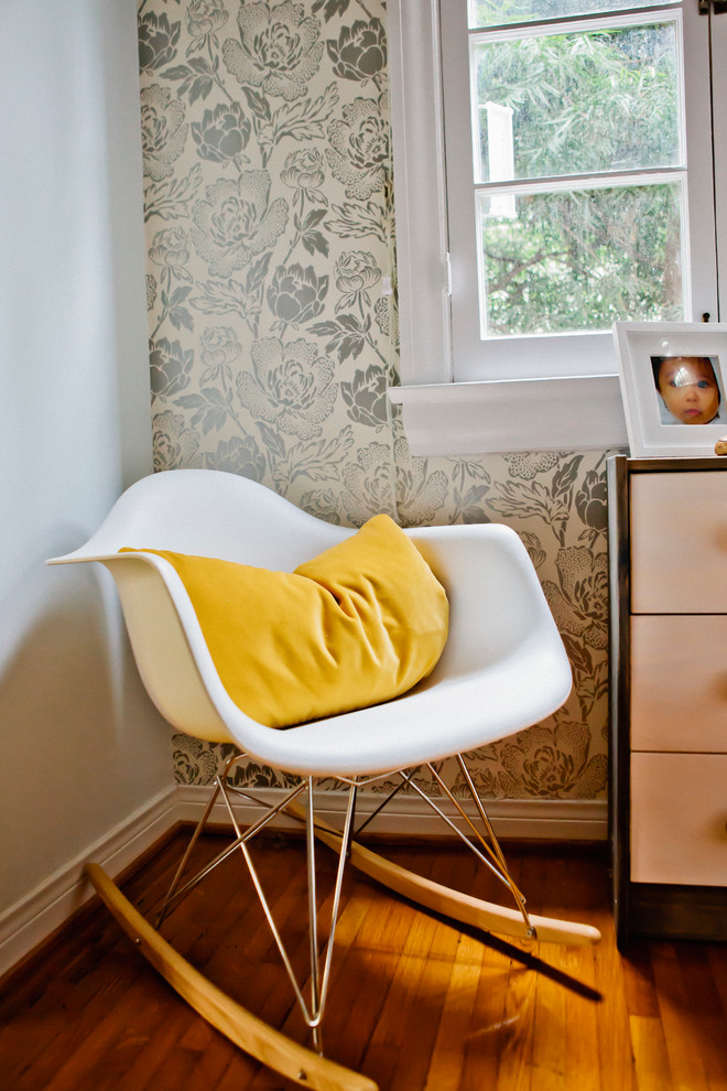 Kleines Eklektisches Hauptschlafzimmer mit weißer Wandfarbe und braunem Holzboden in New York