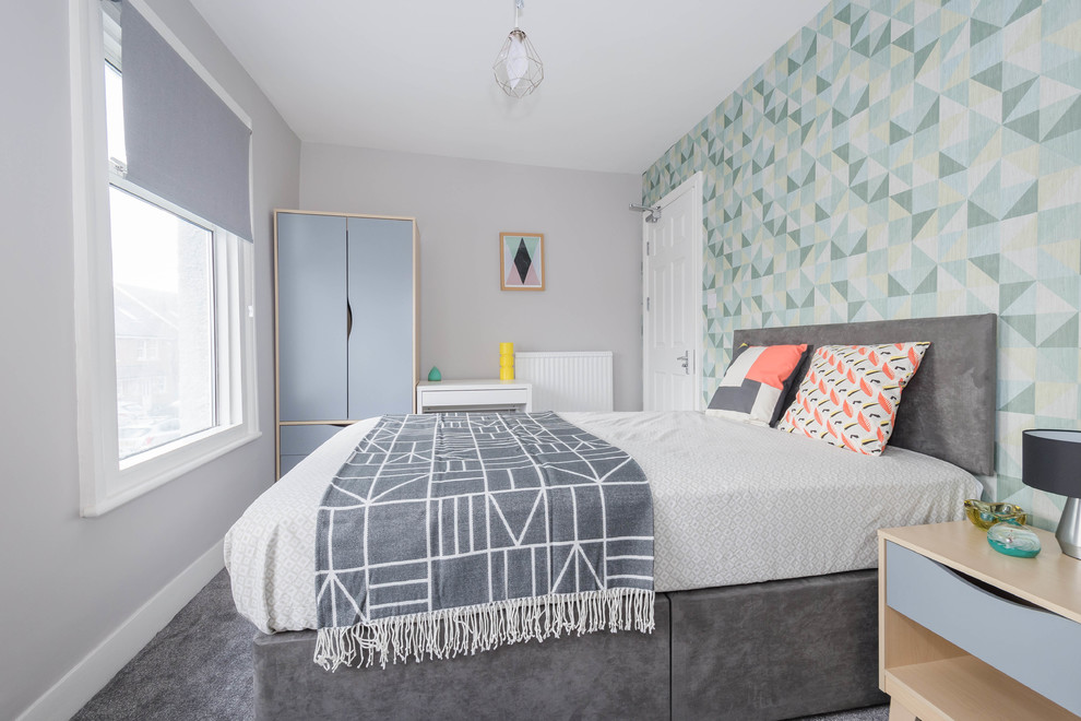 Ispirazione per una camera da letto minimal con pareti verdi, moquette e pavimento grigio