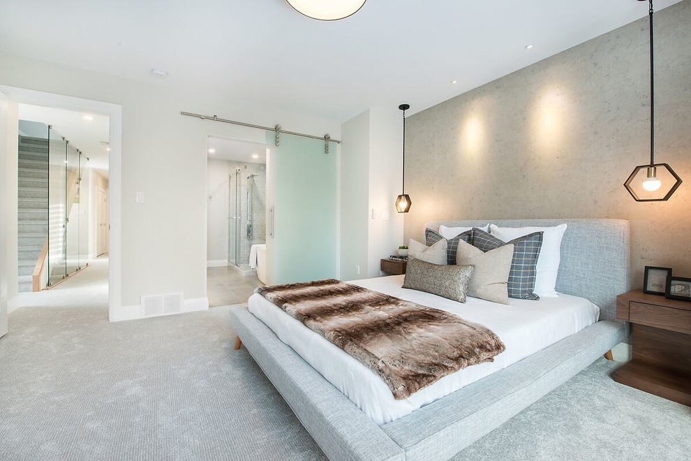 Стильный дизайн: хозяйская спальня в современном стиле с бежевыми стенами, ковровым покрытием и серым полом - последний тренд