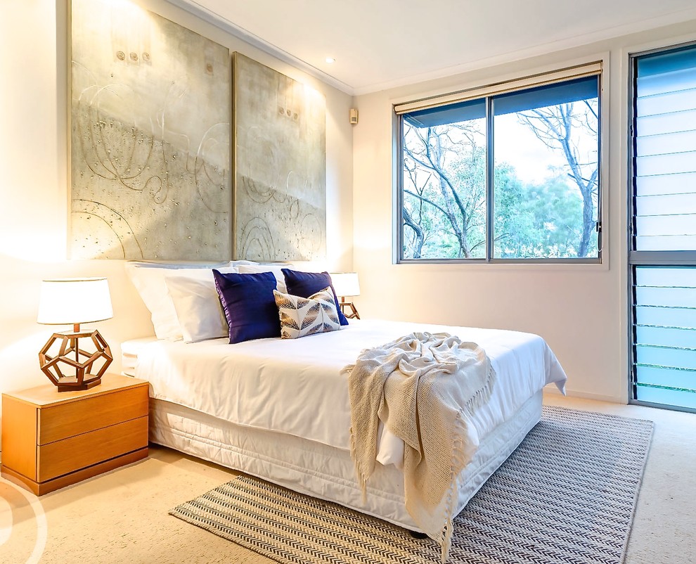 Diseño de habitación de invitados clásica renovada de tamaño medio con moqueta