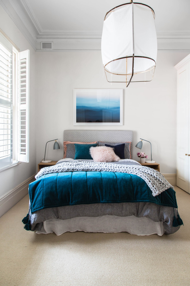 Foto på ett funkis sovrum, med vita väggar, heltäckningsmatta och beiget golv