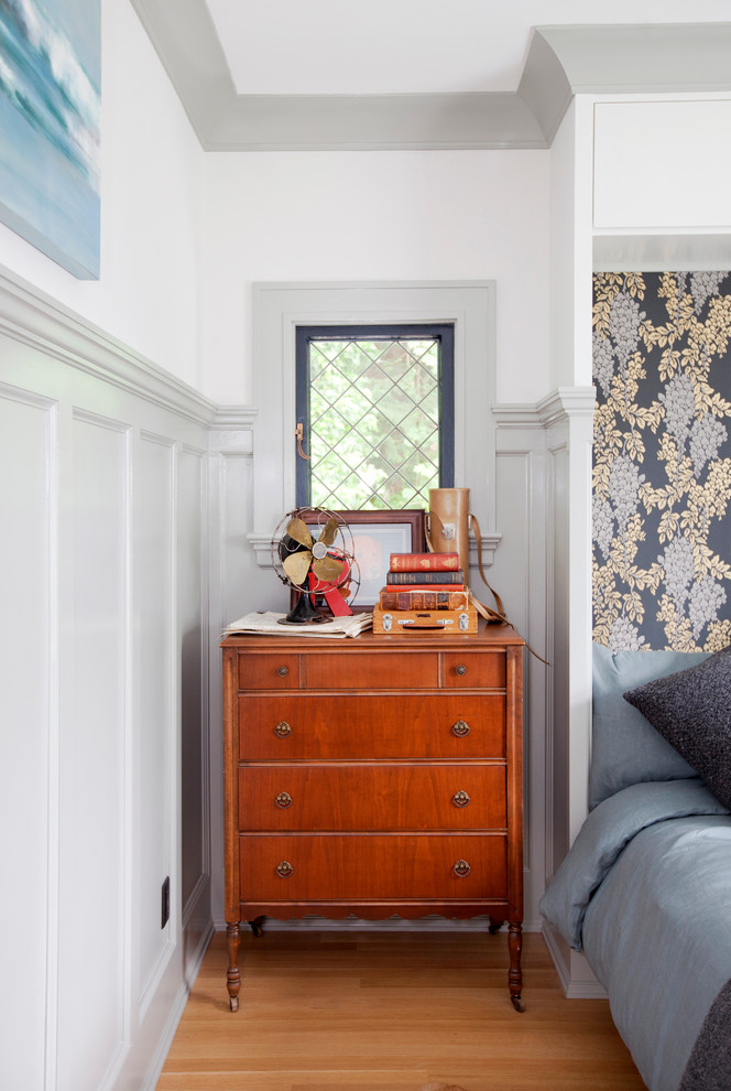 Foto di una camera da letto tradizionale con pareti grigie e parquet chiaro