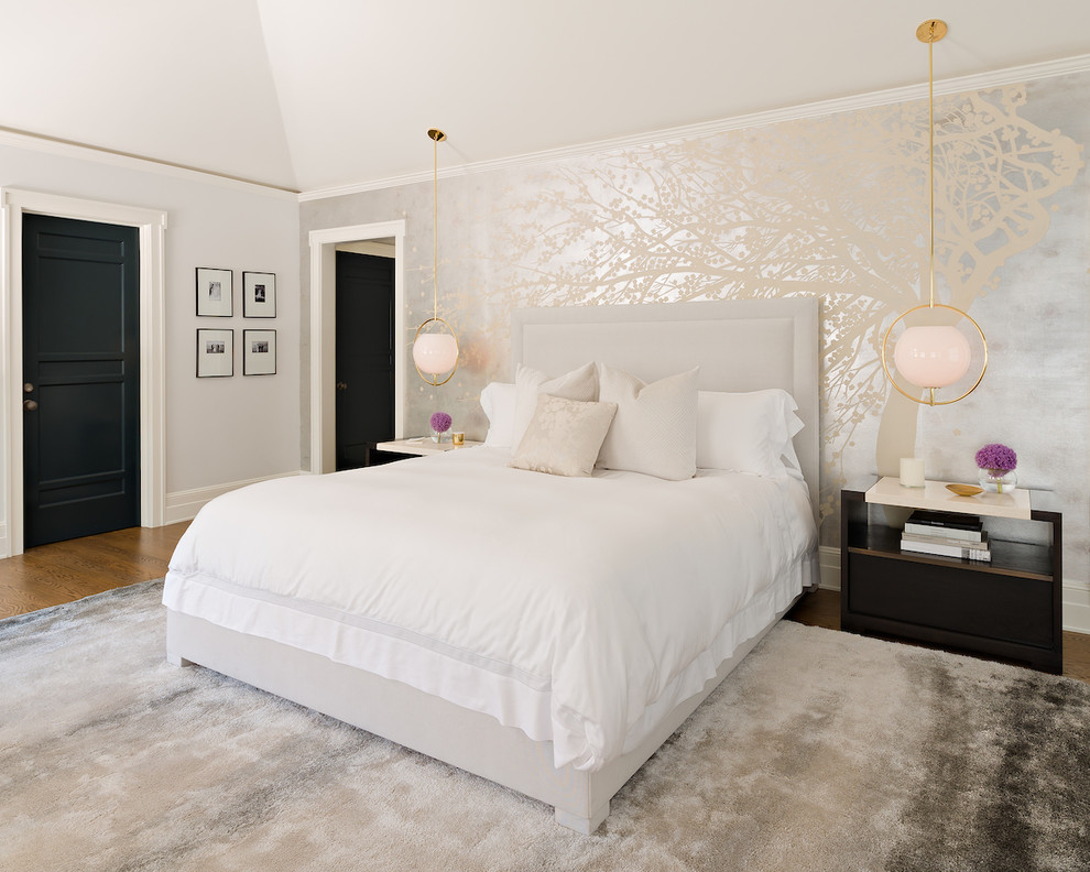 На фото: гостевая спальня среднего размера, (комната для гостей) в современном стиле с серыми стенами и темным паркетным полом с