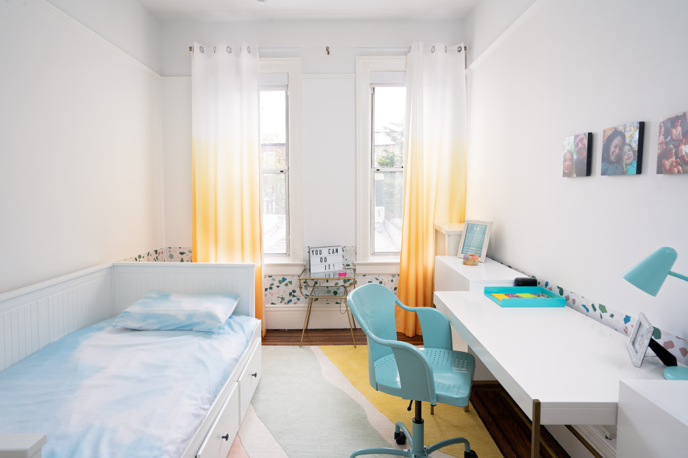 Foto på ett stort eklektiskt sovrum, med flerfärgat golv