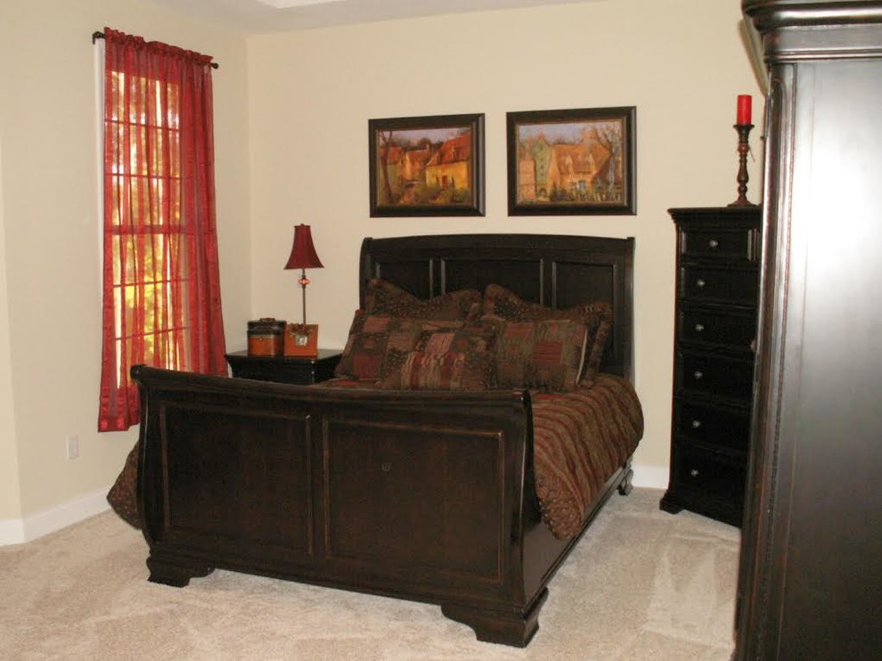 Ejemplo de dormitorio clásico pequeño con paredes beige y moqueta