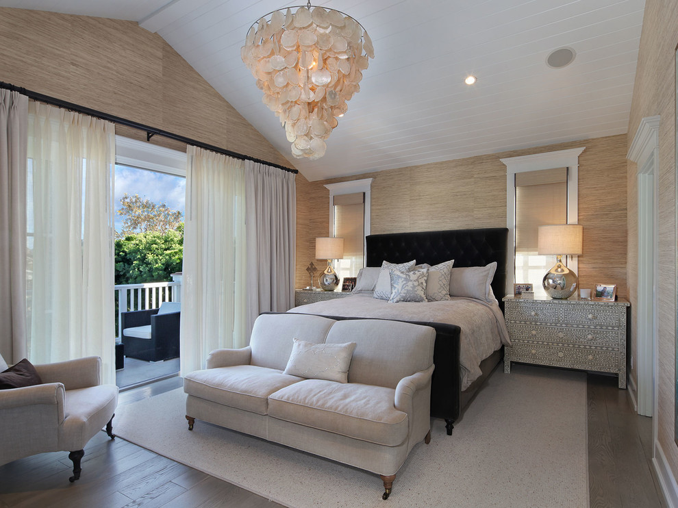 Свежая идея для дизайна: спальня в стиле неоклассика (современная классика) с бежевыми стенами, светлым паркетным полом и серым полом - отличное фото интерьера