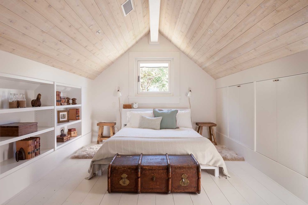 Mittelgroßes Rustikales Gästezimmer ohne Kamin mit weißer Wandfarbe, gebeiztem Holzboden und weißem Boden in San Francisco