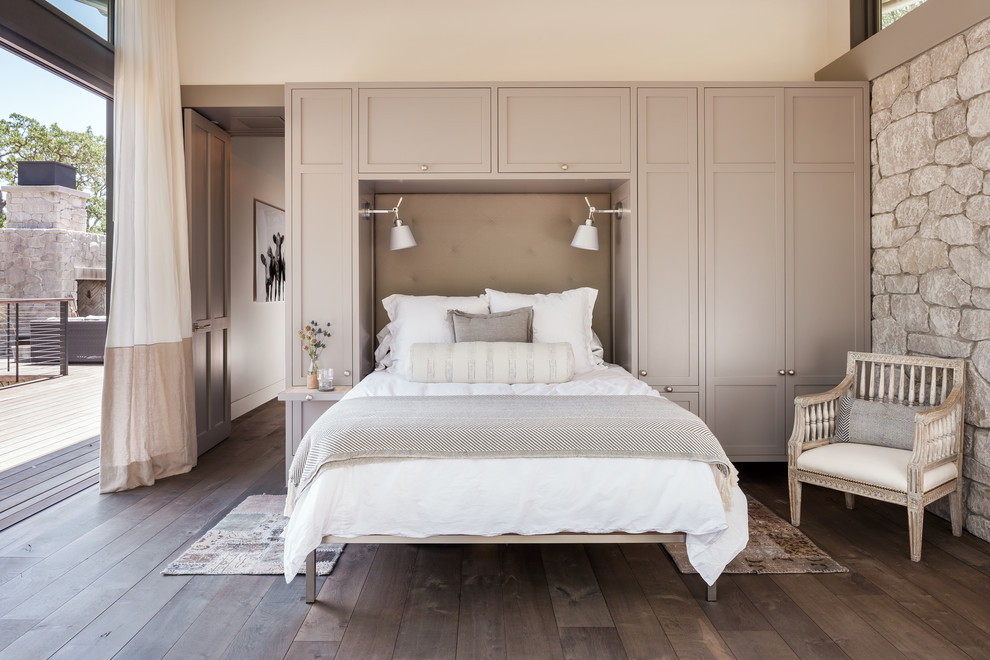 Foto de habitación de invitados actual de tamaño medio sin chimenea con paredes blancas y suelo de madera oscura
