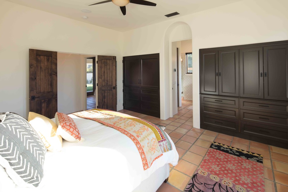 Пример оригинального дизайна: хозяйская спальня среднего размера в средиземноморском стиле с белыми стенами, полом из терракотовой плитки и оранжевым полом