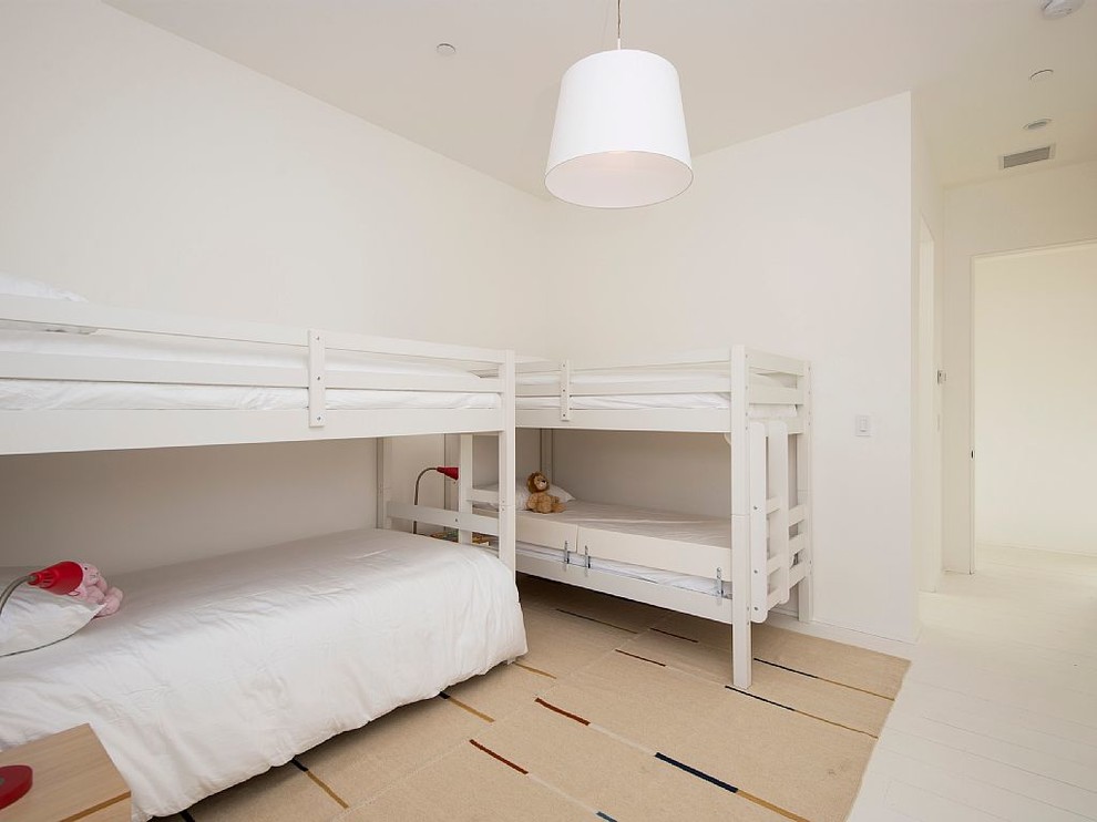 Diseño de dormitorio de estilo de casa de campo de tamaño medio con paredes blancas