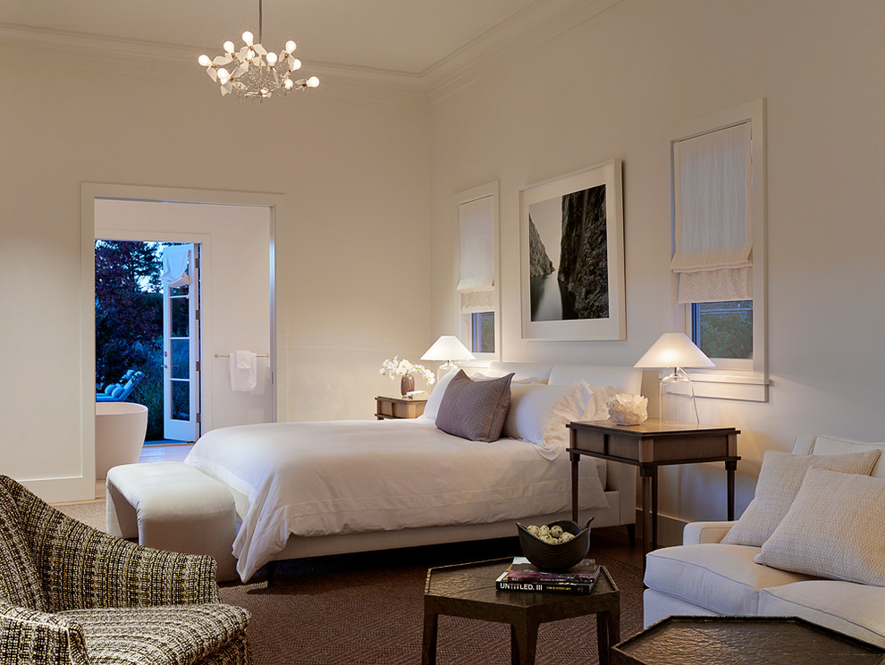 サンフランシスコにある広いトランジショナルスタイルのおしゃれな主寝室 (白い壁) のインテリア