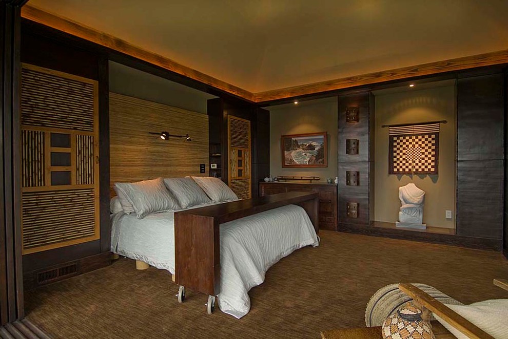Imagen de dormitorio principal tradicional renovado grande con paredes grises y moqueta