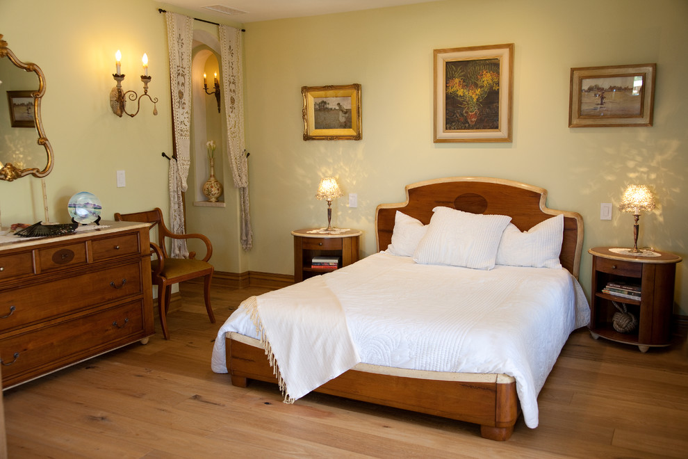 Idéer för vintage sovrum, med beige väggar och ljust trägolv