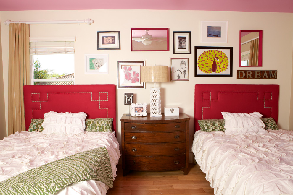 На фото: спальня в стиле неоклассика (современная классика) с бежевыми стенами и паркетным полом среднего тона с