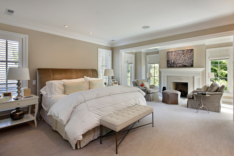 Пример оригинального дизайна: спальня в стиле неоклассика (современная классика) с бежевыми стенами, ковровым покрытием и стандартным камином