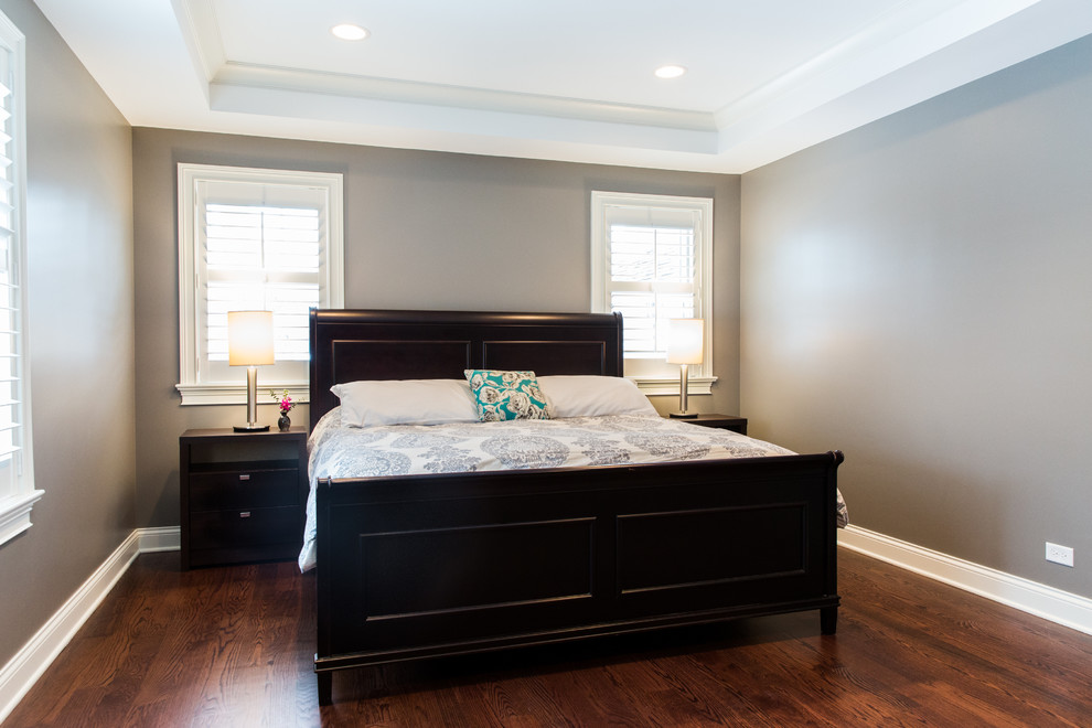 Foto de dormitorio principal clásico de tamaño medio sin chimenea con paredes grises y suelo de madera oscura