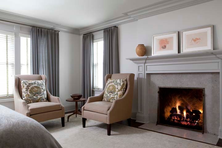 Idées déco pour une grande chambre classique avec un mur gris, une cheminée standard et un manteau de cheminée en pierre.
